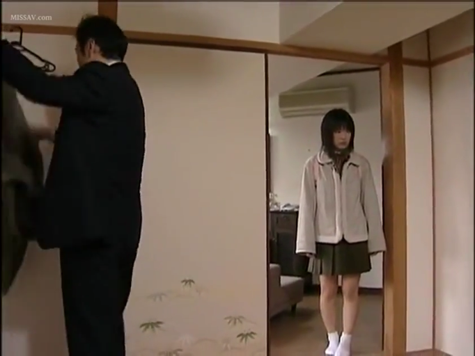 和室 · 深色百褶短裙 · 男人背影 · 外套 · 女孩神情严肃