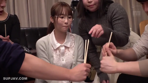 休息室 · 白色针织开衫 · 紧张 · 筷子 · 游戏道具 · 戴眼镜女子的面部特写