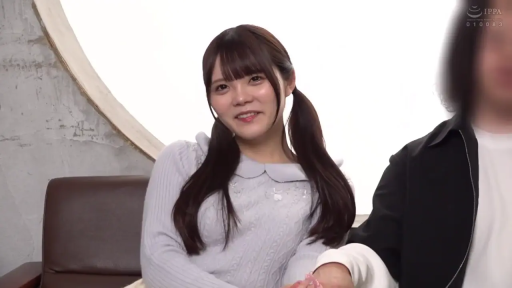 甜美微笑 · 室内摄影棚 · 手部特写 · 浅蓝色长袖针织衫 · 右侧男性面部模糊处理