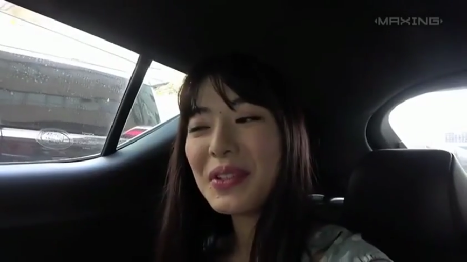 微笑 · 面部特写 · 浅色上衣 · 汽车内部