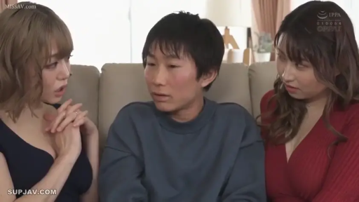 坐姿 · 中景 · 客厅 · 低胸上衣 · 互动