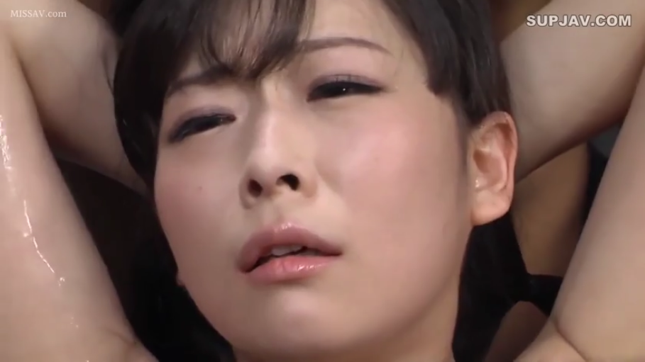 室内 · 眯眼 · 面部特写 · 性交过程 · 手臂上的汗水