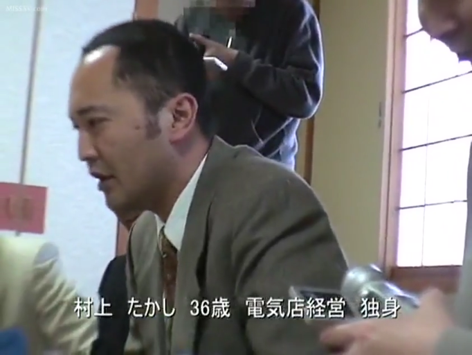 室内 · 坐姿 · 交谈 · 专注 · 脸部特写 · 西装 · 麦克风