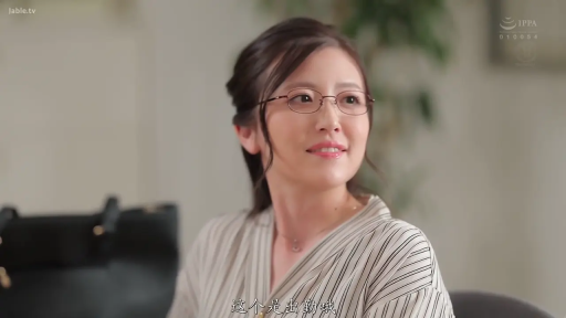 室内 · 坐姿 · 眼镜 · 微笑 · 条纹衬衫 · 面部特写 · 注视 · 熟女