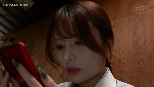 室内 · 专注 · 白色衬衫 · 眼睛特写 · 美甲 · 红色手机