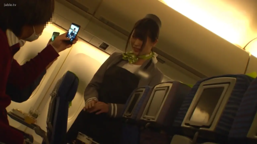 微笑 · 飛行機の客室 · 空姐制服 · 空姐制服帽 · 乘客手持手机特写