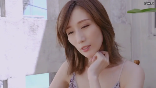 室内 · 沉思 · 面部特写 · 蕾丝吊带内衣 · 光线明亮