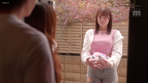 礼貌微笑 · 住宅门口 · 洗发水瓶 · 粉色紧身露脐短袖 · 女性面部特写