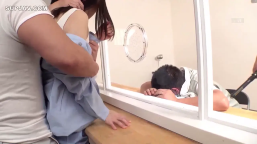 探视室 · 迷茫 · 玻璃隔断 · 压迫 · 女方穿淡蓝色衬衫和白色内搭 · 隔断后的男人视角 · 公共视线