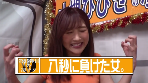 中景 · 室内摄影棚 · 橙色T恤 · 举起双手