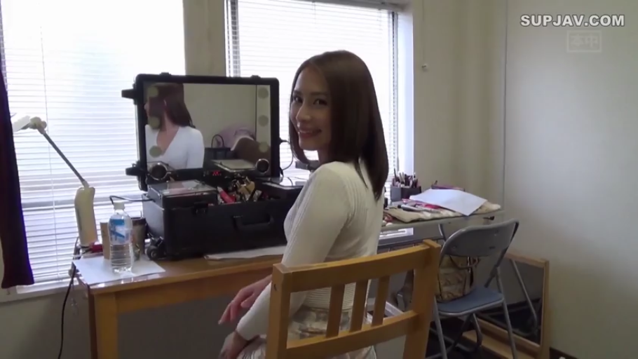 侧脸 · 白色紧身上衣 · 化妆间 · 侧身坐