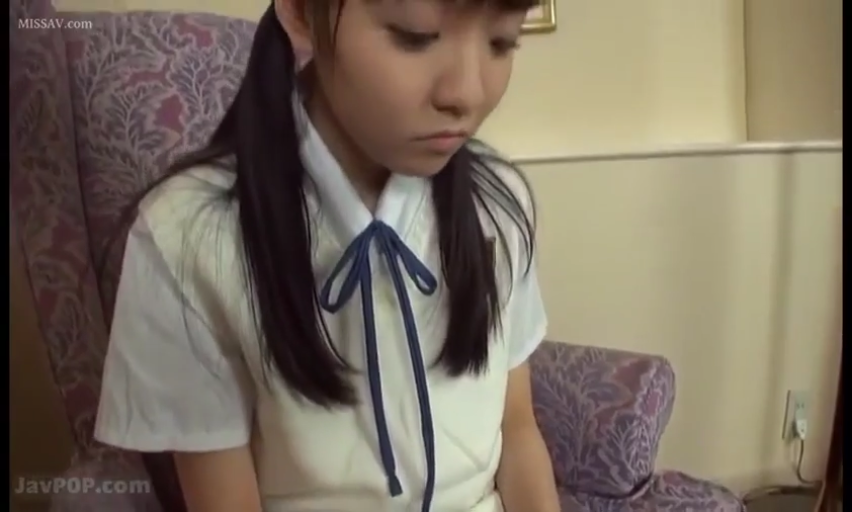 无表情 · 上半身特写 · 室内房间 · 白色水手服式上衣