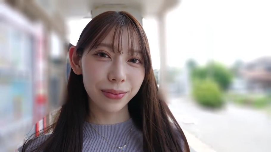 温柔 · 五官特写 · 户外 · 灰色针织上衣 · 项链