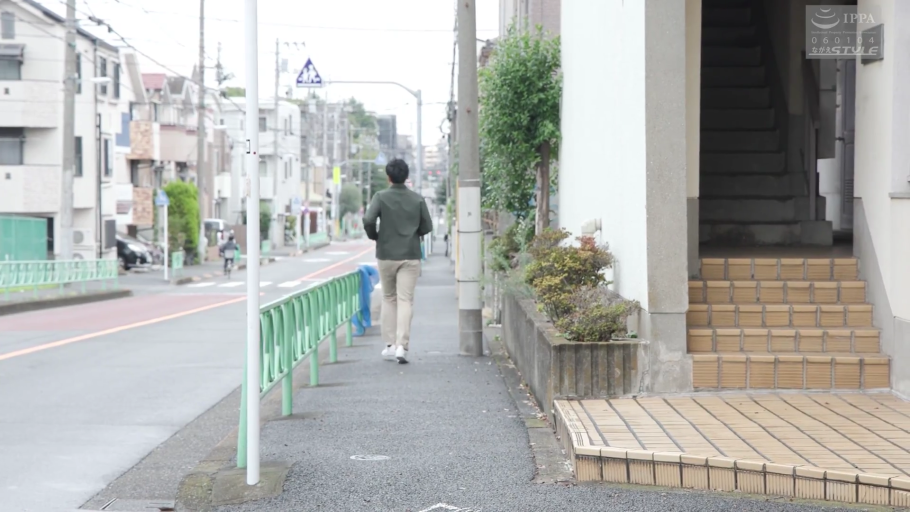 住宅区 · 深绿色外套 · 室外白昼