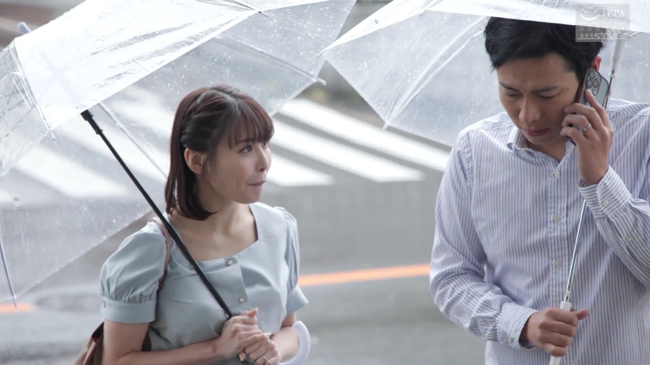 注视 · 户外 · 透明雨伞 · 雨天 · 条纹长袖衬衫