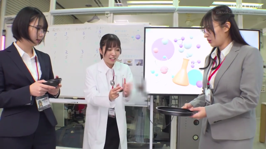 眼镜 · 谈话 · 实验室 · 实验器材 · 人物半身特写