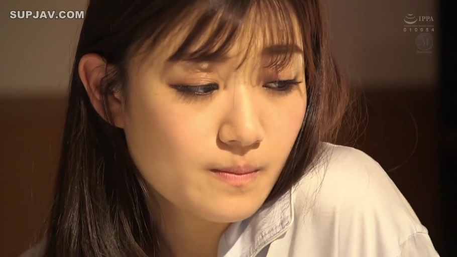 室内 · 脸部特写 · 白色衬衫