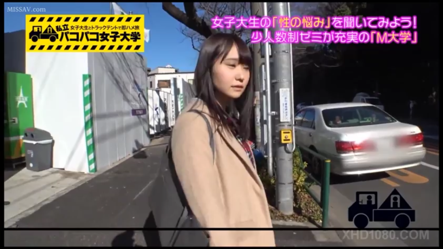 半身 · 街道 · 无表情 · 观看 · 单肩包 · 侧立 · 街拍风格 · 驼色大衣