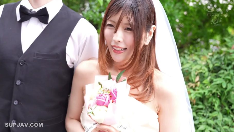 站立 · 微笑 · 中近景 · 户外 · 拍照 · 婚纱 · 手捧花 · 婚礼
