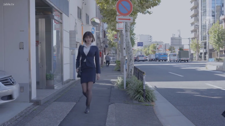 全身 · 职业装 · 街道 · 行走