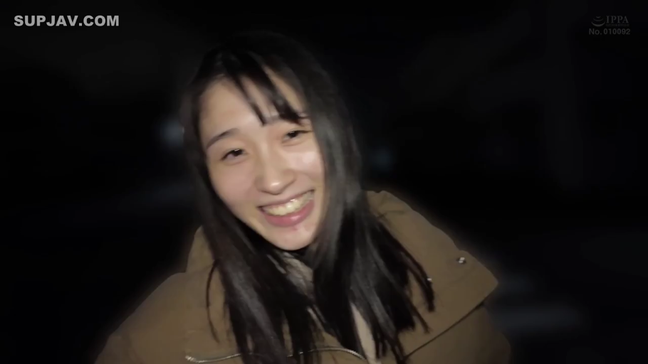 脸部特写 · 害羞微笑 · 暗光环境 · 室外 · 棕色棉袄