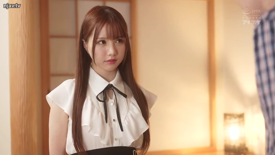 站立 · 中景 · 注视 · 冷淡 · 棕色长发 · 日式房间 · 白色荷叶边上衣