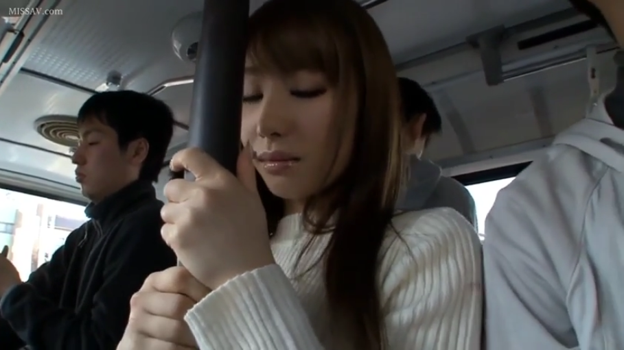 表情平静 · 面部特写 · 公交车 · 白色针织毛衣 · 拥挤环境