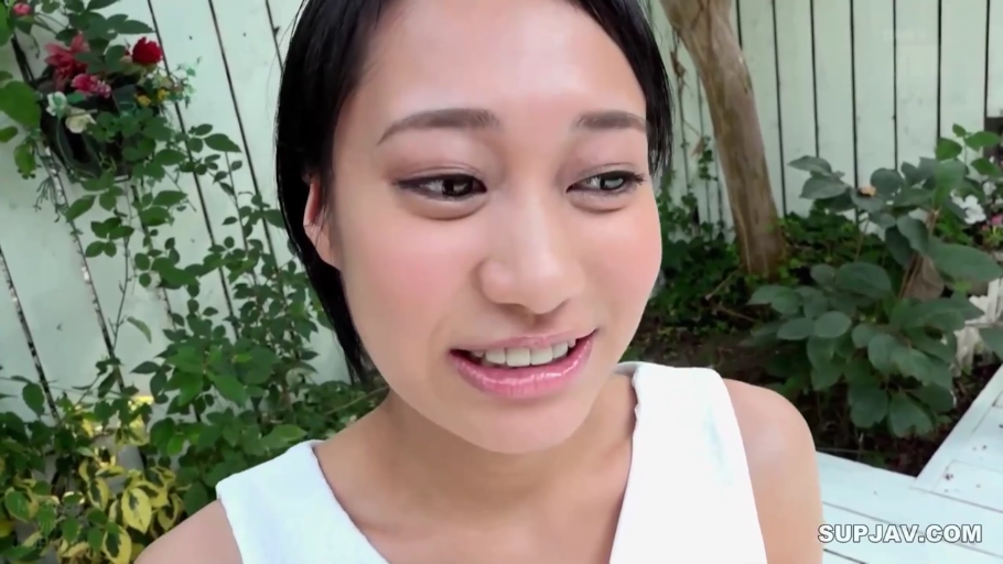 交谈 · 脸部特写 · 微笑 · 户外花园 · 正面坐姿 · 白色无袖背心 · 短发亚洲女性