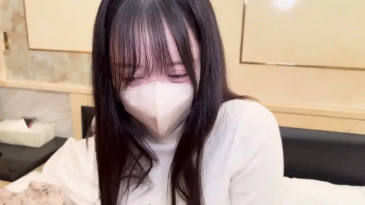 卧室 · 眼神迷离 · 口罩遮挡面部 · 口罩 · 白色高领针织衫