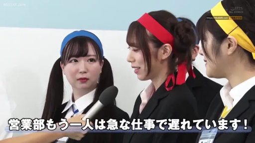 室内 · 站立 · 半身 · 职业装