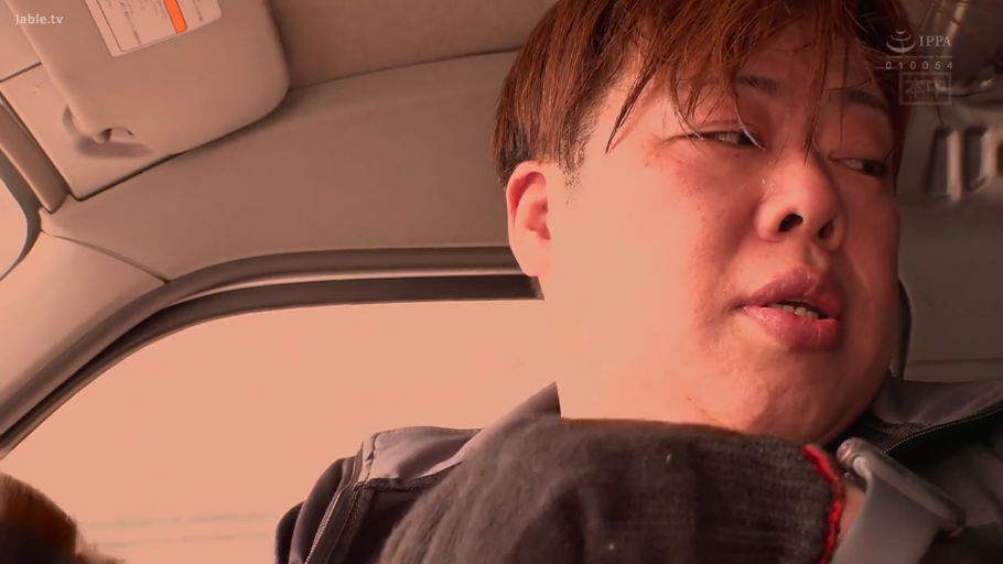 疲惫 · 汽车 · 深色外套 · 汽车内部 · 口交 · 男人面部特写 · 脸上有汗