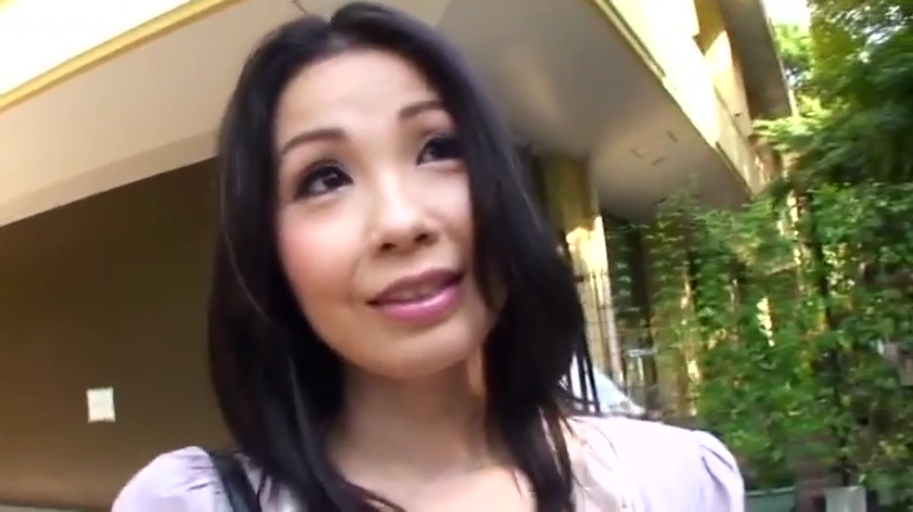 脸部特写 · 微笑 · 浅色上衣 · 建筑外墙边