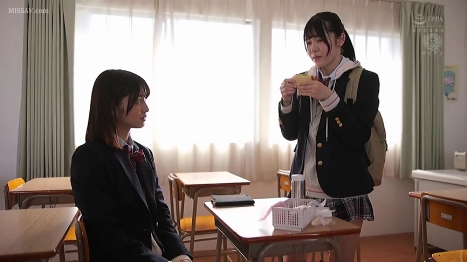 教室 · 交谈 · 领结 · 人物面部特写 · 课本 · 室内光线充足