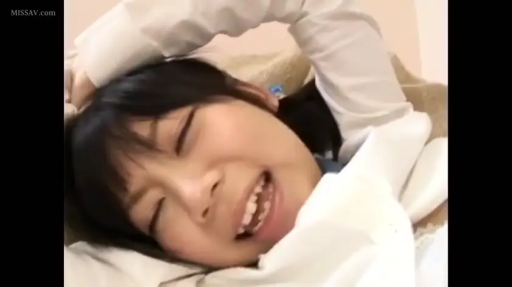 室内 · 脸部特写 · 枕头 · 白色衬衫 · 仰卧 · 呻吟 · 痛苦表情