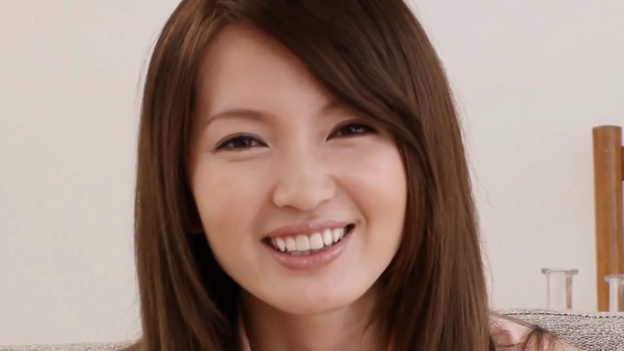 卧室 · 温柔 · 五官细节 · 浅色上衣