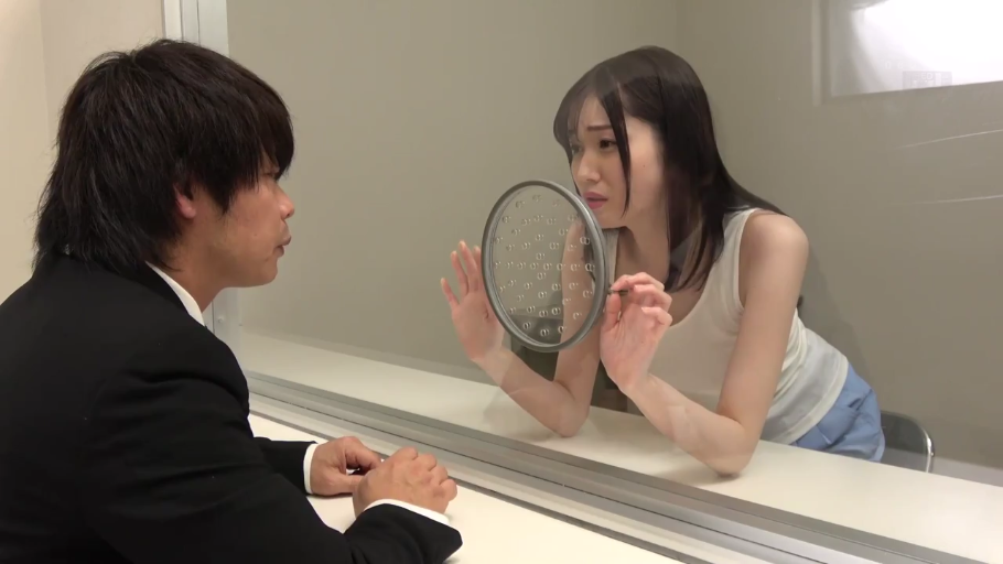 交谈 · 中景 · 西装 · 对坐 · 哀求 · 玻璃隔断 · 剧情角色扮演 · 探监室