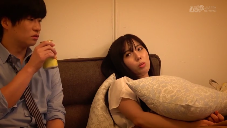 室内 · 坐姿 · 交谈 · 中景 · 困惑 · 衬衫 · 抱枕 · 亚洲人