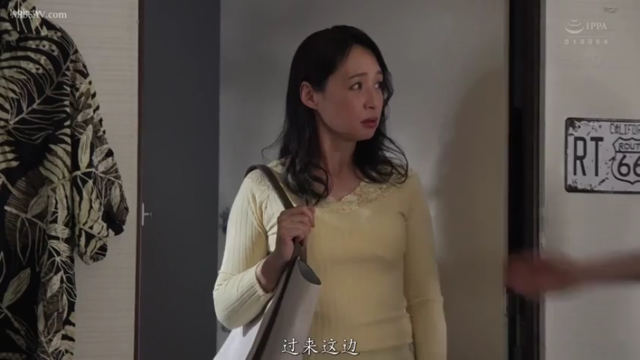 室内 · 站立 · 半身 · 手提包 · 熟女 · 进屋 · 焦虑 · 黄色蕾丝上衣