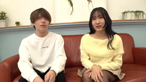 室内 · 坐姿 · 黄色露肩毛衣 · 沙发 · 自然 · 半身 · 访谈 · 素人