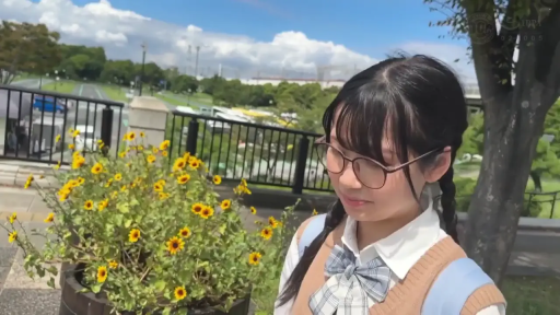 站姿 · 半身 · 公园 · 衬衫背心