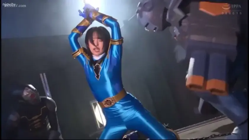 中景 · 跪姿 · 痛苦 · 铁链 · 被捆绑 · 蓝色紧身衣 · 废旧工厂 · 女英雄被俘