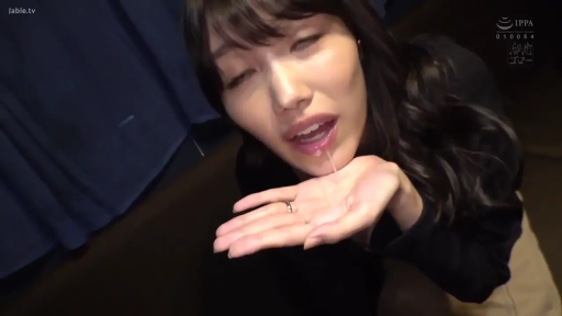 室内 · 嘴角唾液特写 · 痴女 · 黑色上衣 · 嘴边残留精液 · 口交后