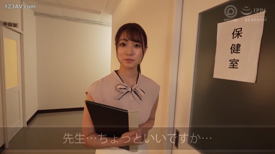 站立 · 中景 · 微笑 · 面对镜头 · 文件夹 · 学校走廊 · 教师 · 蝴蝶结无袖衬衫