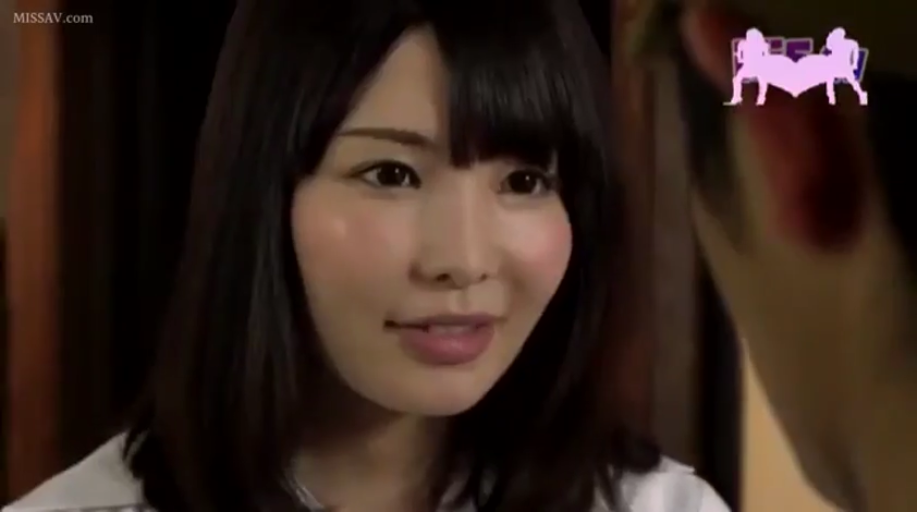 室内 · 脸部特写 · 白色上衣 · 注视 · 长发 · 温柔 · 面对面