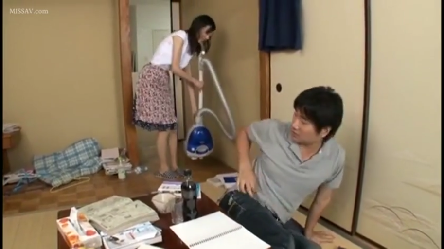 卧室 · 平静 · 花色过膝裙 · 吸尘器 · 凌乱的桌面