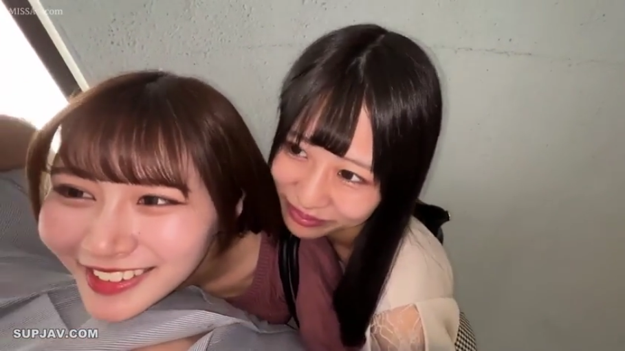 室内 · 脸部特写 · 便服 · 互动 · 依偎 · 甜美笑容 · 业余感