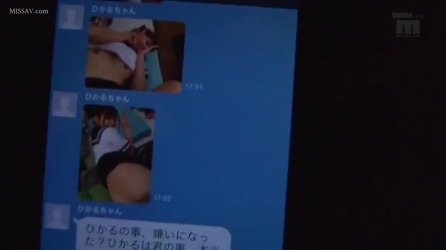室内 · 手机 · 裸露腹部 · 手机屏幕上的照片特写 · 自拍微笑 · 自拍照包含掀起上衣露乳下围和露臀动作