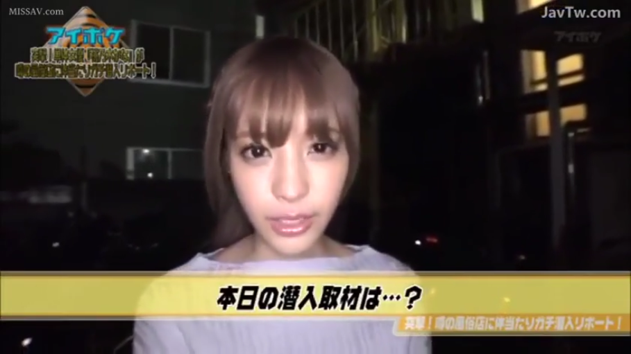 认真 · 脸部特写 · 电视节目格式 · 夜间室外 · 麦克风 · 浅色上衣