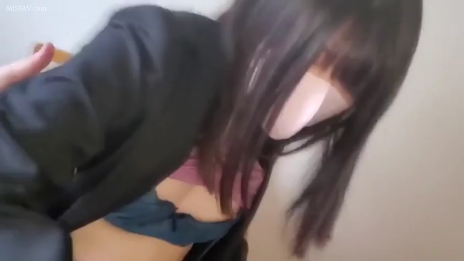 室内 · 粉色打底衫 · 女性胸部区域 · 低头视线向下
