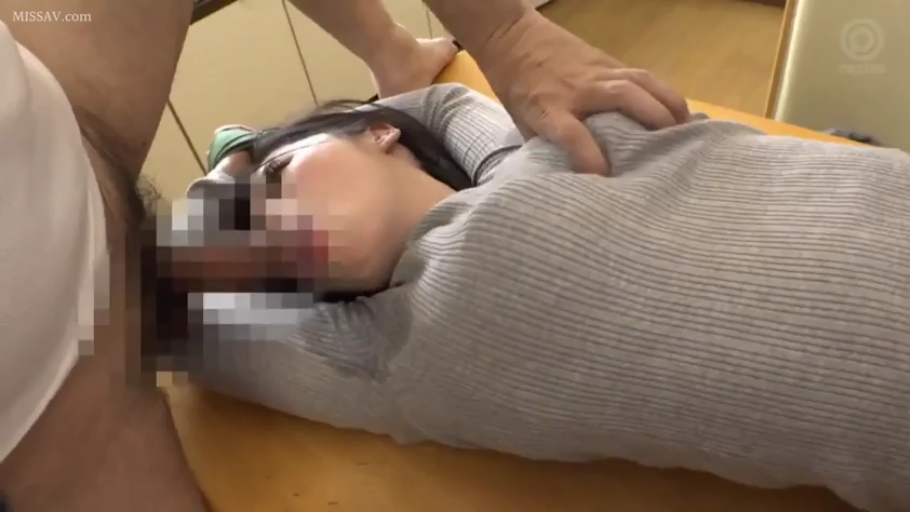 卧室 · 灰色紧身针织衫 · 侵犯 · 被压制 · 手部按压胸部特写 · 汗水湿透腋下